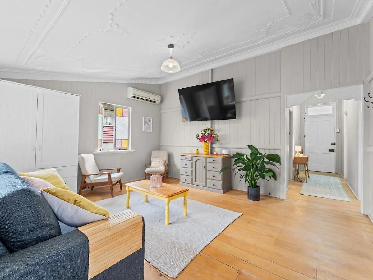 Silkstone Cottage Bundamba Holiday home